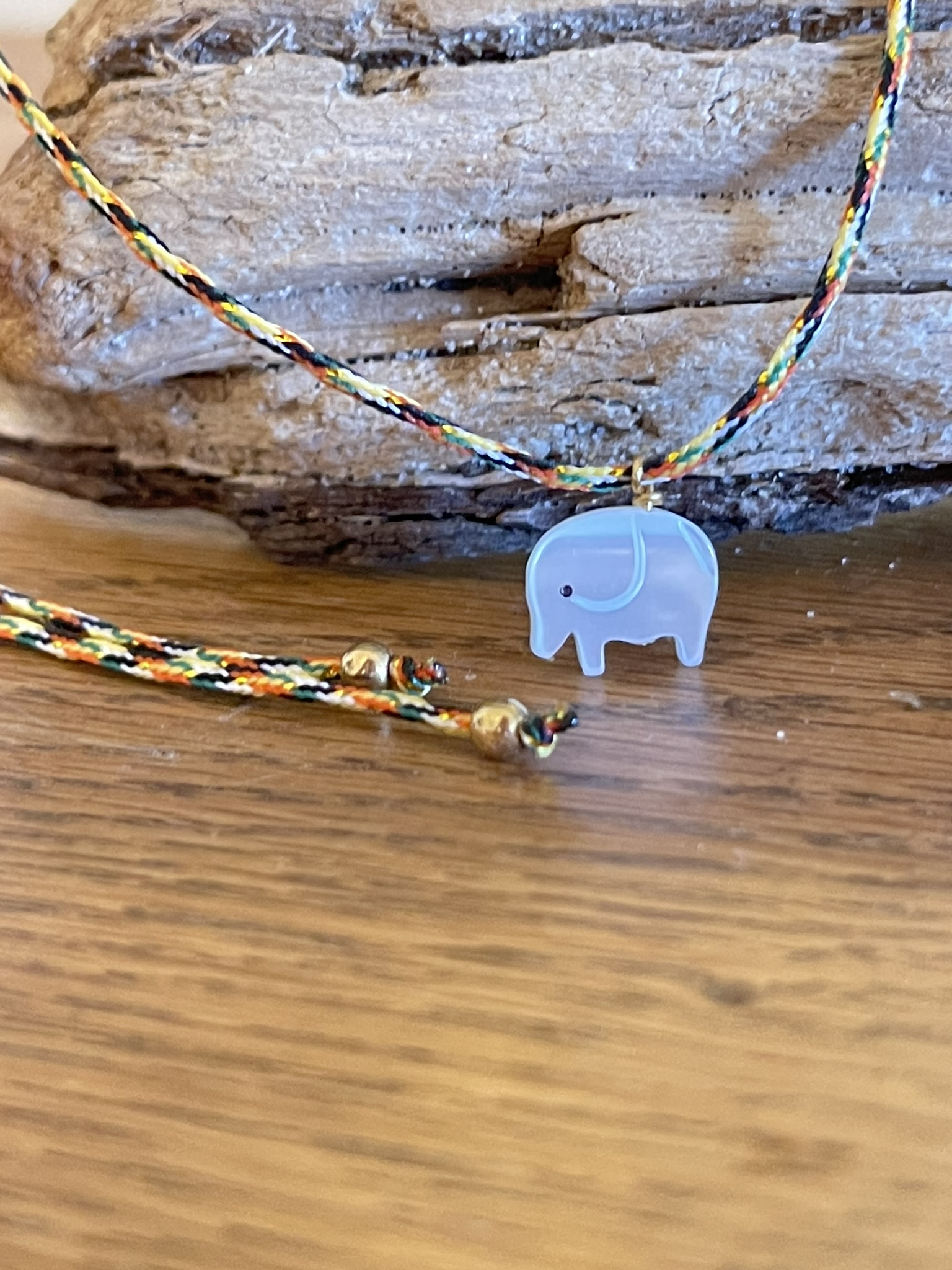 Collier (ou Bracelet) Eléphant en Nacre